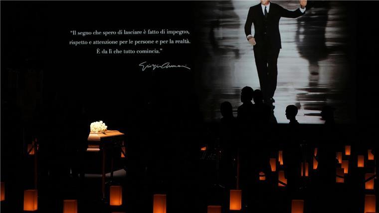 Tausende nehmen Abschied von Armani Der Sarg steht in dem Saal, in dem Giorgio Armani früher seine Modeschauen abnahm.