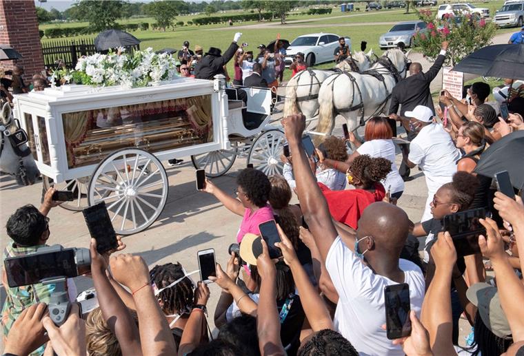 Der Sarg von George Floyd wird in einer weißen Kutsche auf den Friedhof Houston Memorial Gardens transportiert.