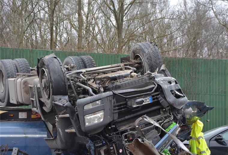 Detailbild des unfallursächlichen, geplatzten linken Vorderreifens des Sattelzugs