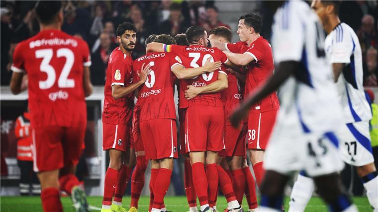 Der SC Freiburg setzt sich gegen den zweitklassigen Hamburger SV durch.