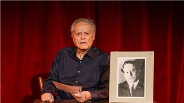 Der Schauspieler Bert Oberdorfer, der regelmäßig mit einer Tucholsky-Revue auftritt, ist immer wieder überrascht, wie aktuell die Texte des Journalisten und Satirikers noch sind.  