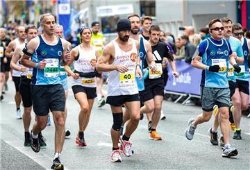 Der Schauspieler Colin Farrel (weißes Shirt mit Nummer 40) läuft in Dublin einen Marathon.