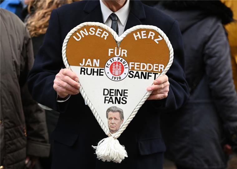 Der Schauspieler Jan Fedder ist am Donnerstag auf dem Ohlsdorfer Friedhof in Hamburg beigesetzt worden.