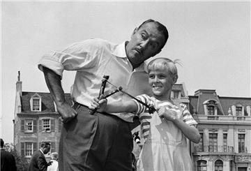 Der Schauspieler Jay North ist tot - hier ist er als Dennis am Set in Hollywood mit einer Schleuder und dem Schauspieler Gale Gordon zu sehen. (Archivbild von 1962)