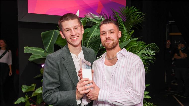 Nachwuchspreis „First steps“ für queeren Film „Drifter“ Der Schauspieler Lorenz Hochhuth (l) und der Regisseur Hannes Hirsch zeigen ihren Preis nach der Verleihung des Nachwuchspreises „First Steps“ für Filmschaffende.