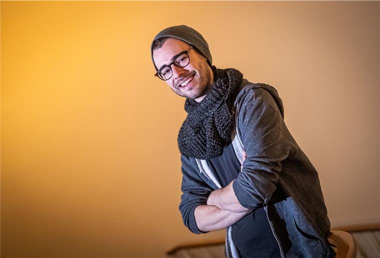 Der Schauspieler Luca Hämmerle gehört seit dieser Spielzeit zum Team des Jungen Theater Bremerhaven (JUB). Den Schal hat er sich selbst gestrickt.