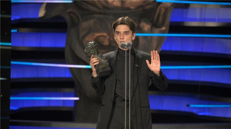 „Schneegesellschaft“ gewinnt zwölf Goyas Der Schauspieler Matías Recalt erhält den Goya-Preis für „Die Schneegesellschaft“.