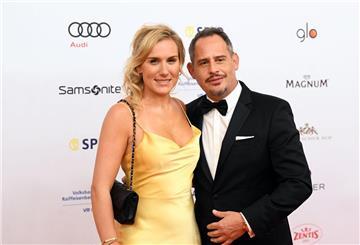 Der Schauspieler Moritz Bleibtreu und seine Frau Saskia de Tschaschell beim 48. Deutschen Filmball.