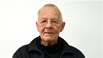 Der Schauspieler Rolf Becker dreht auch im hohen Alter noch für „In aller Freundschaft„.