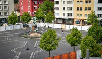 Der Schein trügt: Die Bäume auf dem Theodor-Heuss-Platz sind kleiner geblieben als erwartet. Es sind offenbar Fehler beim Pflanzen gemacht worden.