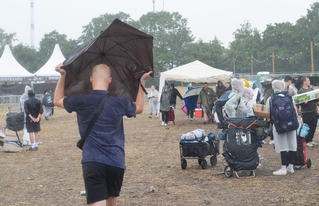 Der Schirm ist zwar kaputt, aber den Regen hält er trotzdem ab.