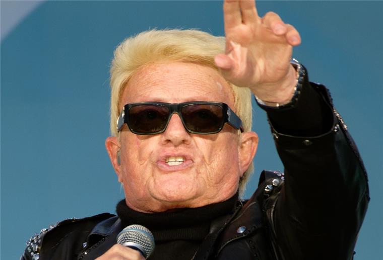 Der Schlagersänger Heino tritt im August 2021 bei der „Schlager Arena“ am Kreidesee auf.