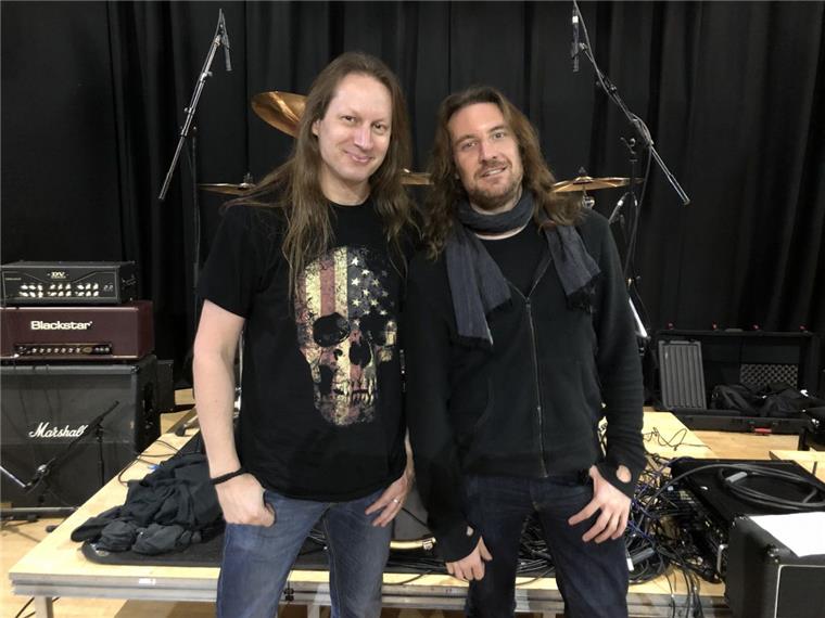 Ein Leben für die Musik: Nordenhamer touren rund um die Welt Der Schlagzeuger Michael Ehré (links) und der Sänger und Gitarrist Niklas Turmann spielen mit der Uli Jon Roth Band am Samstag in der Jahnhalle.