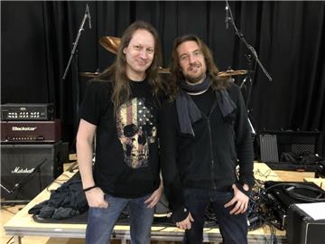 Der Schlagzeuger Michael Ehré (links) und der Sänger und Gitarrist Niklas Turmann spielen mit der Uli Jon Roth Band am Samstag in der Jahnhalle.