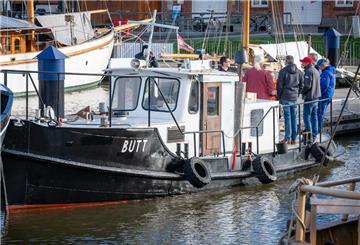 Der Schlepper "Butt" liegt im Neuen Hafen Bremerhaven.