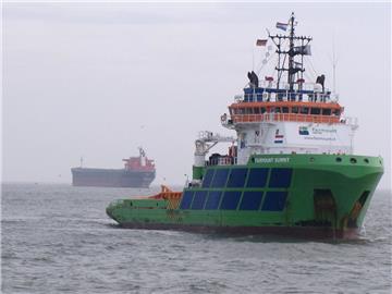 Der Schlepper "Fairmount Summit" (rechts) unterstützte die Bergung des havarierten Frachters "Glory Amsterdam".