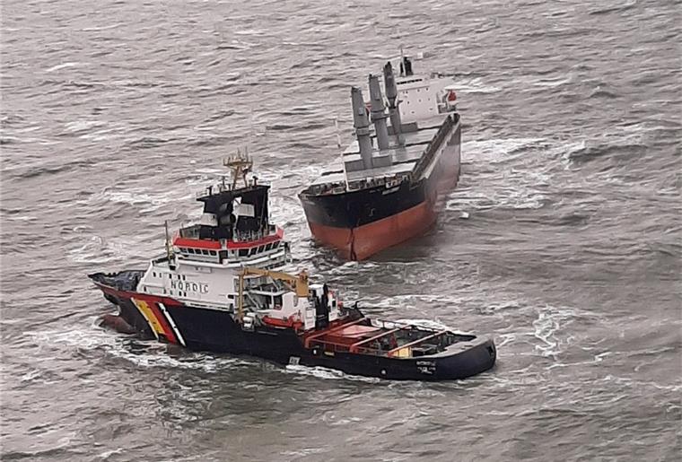 Der Schlepper „Nordic“ versucht eine Schleppverbindung zum havarierten Frachter „Santorini“ aufzubauen.