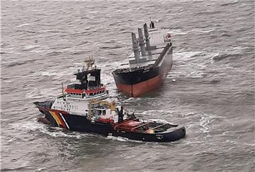 Der Schlepper „Nordic“ versucht eine Schleppverbindung zum havarierten Frachter „Santorini“ aufzubauen.