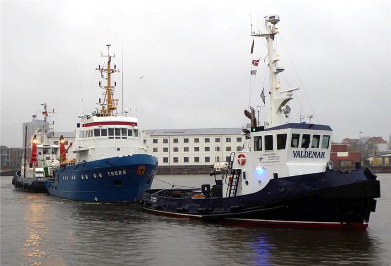 Ehemaliges AWI-Forschungsschiff „Uthörn“ nach Schweden verkauft Der Schlepper „Valdemar“ der Reederei Vordingborg Bugser ApS nahm das mittlerweile in „Thorn“ umbenannte Schiff am AWI-Liegeplatz im Handelshafen an den Haken und überführt es nach Schweden.