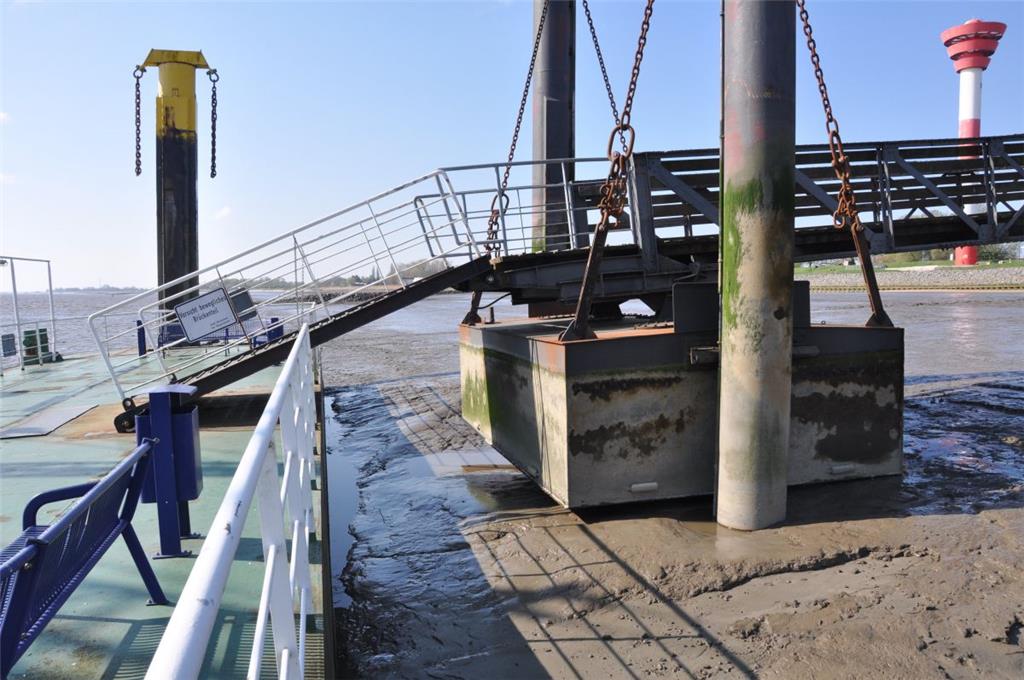 Der Schlick am Pier wird weggespült. - Foto: Heilscher