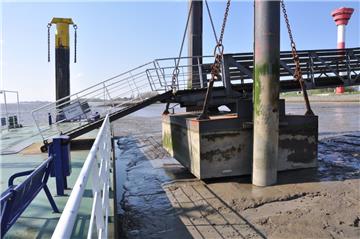 Der Schlick am Pier wird weggespült. - Foto: Heilscher