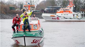 Der Schneider überquert mit einem Beiboot der Seenotretter die Weser. 