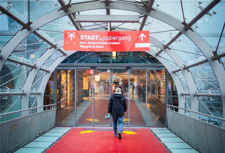 Der schnellste Weg in die Fußgängerzone: Bislang führte er immer weiter geradeaus durch die Havenpassage, jetzt geht‘s nach einigen Metern links in die Weserpassage.