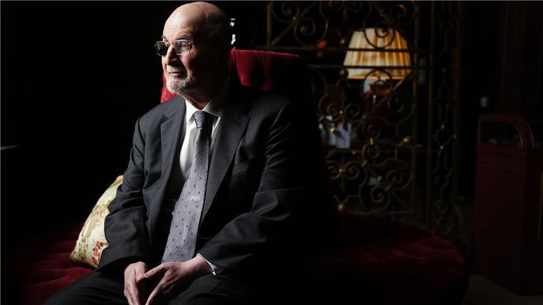 Annäherung an den Tod: Salman Rushdies „Die elfte Stunde“ Der Schriftsteller Salman Rushdie nähert sich in seinem neuen Buch „Die elfte Stunde“ der Frage an, wie man dem eigenen Ende entgegengehen kann. (Archivfoto)