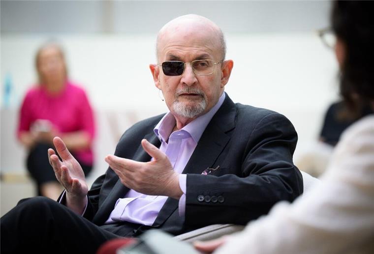 Rushdie: Künstler sind Zielscheibe autoritärer Regierungen Der Schriftsteller Salman Rushdie Rushdie wurde 2022 von einem Mann mit einem Messer lebensgefährlich verletzt.
