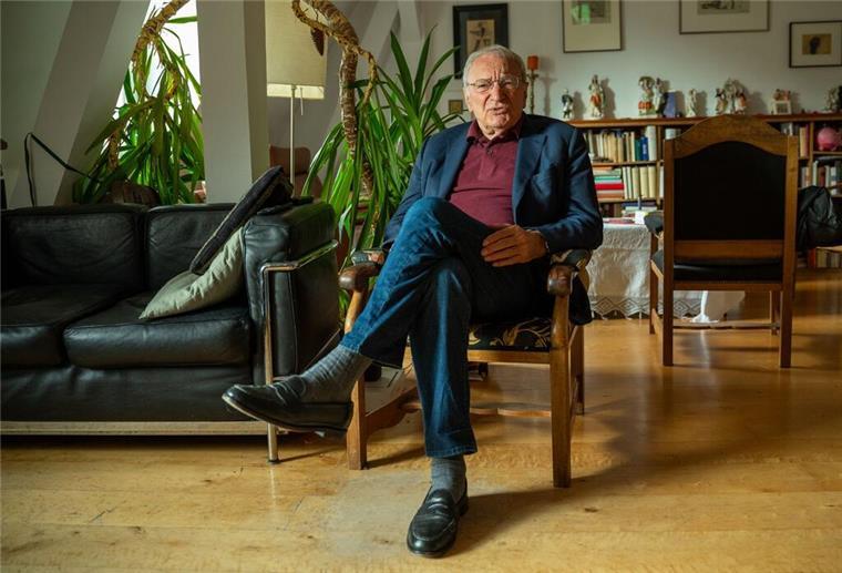 Uwe Timm - mit lustvoller Anstrengung zum 85. Geburtstag Der Schriftsteller Uwe Timm in seiner Münchner Wohnung.