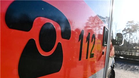 Der Schriftzug 112 für die Notrufnummer steht auf einem Rettungswagen.