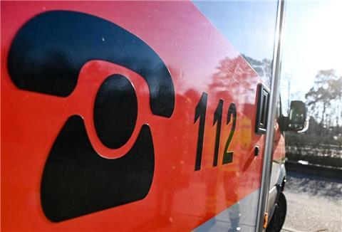 Der Schriftzug 112 für die Notrufnummer steht auf einem Rettungswagen.