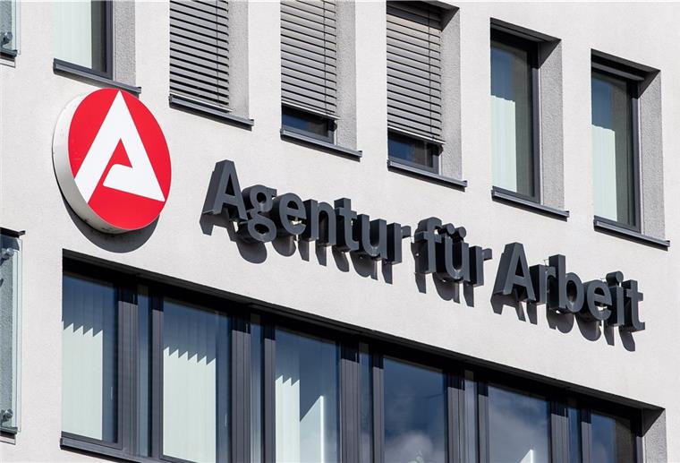 Der Schriftzug der «Agentur für Arbeit» ist an einem Gebäude angebracht.