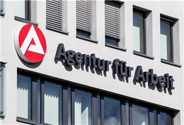 Der Schriftzug der «Agentur für Arbeit» ist an einem Gebäude angebracht.