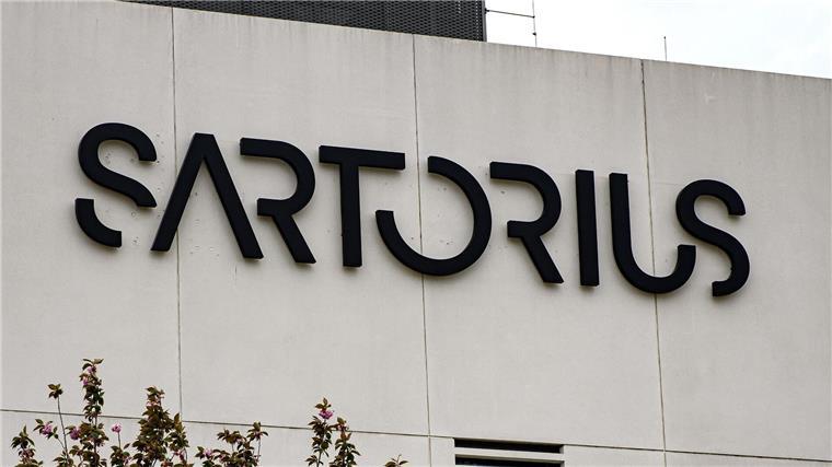 Der Schriftzug der Sartorius AG ist an einem Gebäude zu sehen.