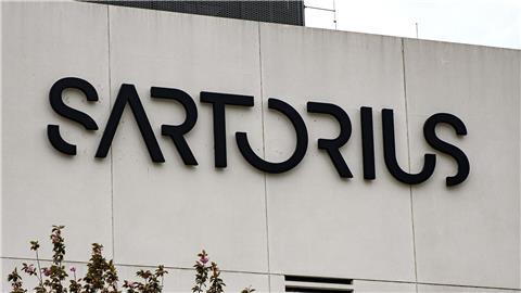 Der Schriftzug der Sartorius AG ist an einem Gebäude zu sehen.
