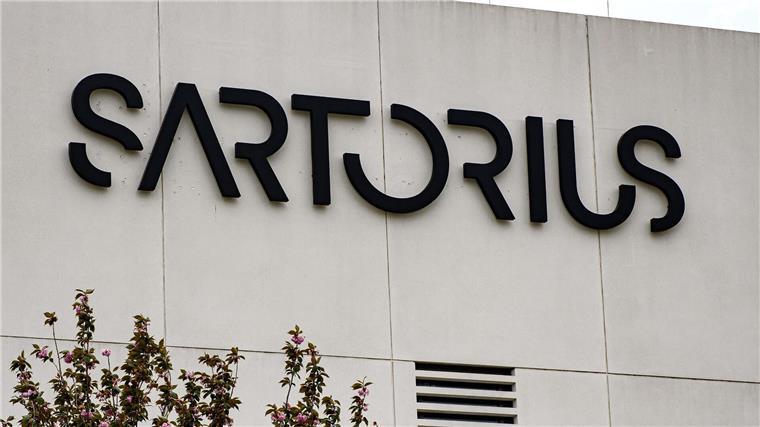 Der Schriftzug der Sartorius AG ist an einem Gebäude zu sehen.