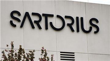 Der Schriftzug der Sartorius AG ist an einem Gebäude zu sehen.