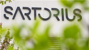 Der Schriftzug der Sartorius AG ist an einem Gebäude zu sehen.