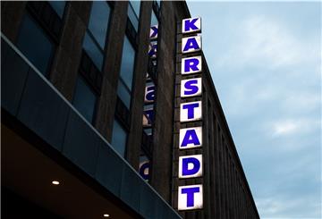 Der Schriftzug des Warenhauses Karstadt leuchtet an der Fassade einer Filiale. Galeria Karstadt Kaufhof hat angekündigt, 62 seiner 172 Häuser zu schließen.