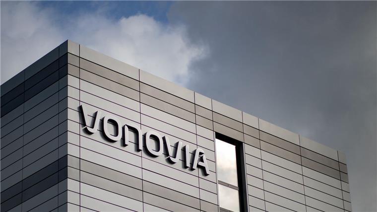 Der Schriftzug des Wohnungsunternehmens „Vonovia“ hängt an der Firmenzentrale.