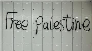 Der Schriftzug „Free Palestine“ wurde während der Besetzung des Audimax der Universität Leipzig an eine Wand mit Schließfächern gesprüht.