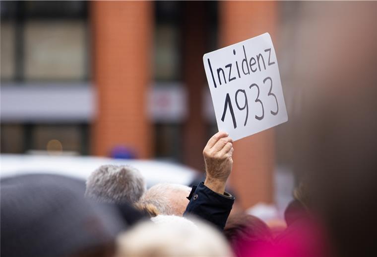 Der Schriftzug «Inzidenz 1933» ist auf einem Schild zu lesen, das ein Mann bei einer Kundgebung in Hannover hochhält.