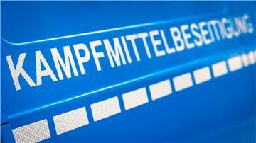 Der Schriftzug „Kampfmittelbeseitigung“ ist an einem Einsatzfahrzeug zu lesen.