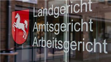 Ex-Halter von ausgebüxten Galloway-Rindern vor Gericht Der Schriftzug „Landgericht, Amtsgericht, Arbeitsgericht“ mit dem Niedersachsen-Ross ist am Justizgebäude zu sehen.