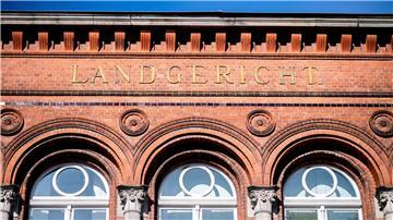 Totgeburt eines Mädchens: Hebamme äußert sich nicht erneut Der Schriftzug „Landgericht“ hängt am historischen Gebäude des Landgerichts Verden im Stadtzentrum.