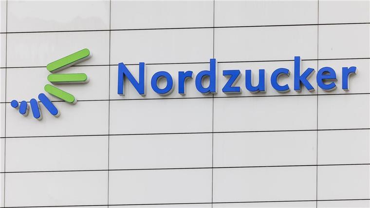 Der Schriftzug „Nordzucker“ und das Nordzucker-Logo sind an einer Wand des Unternehmenssitzes der Nordzucker AG angebracht.