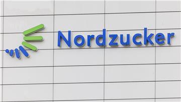 Der Schriftzug „Nordzucker“ und das Nordzucker-Logo sind an einer Wand des Unternehmenssitzes der Nordzucker AG angebracht.