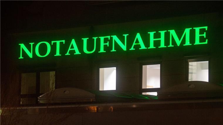 Motorradfahrer bei Unfall in Jork schwer verletzt Der Schriftzug „Notaufnahme“ hängt in leuchtendem Grün an einem Krankenhaus.