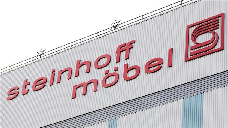 Zwei Ex-Manager nach Steinhoff-Bilanzskandal verurteilt Der Schriftzug „Steinhoff Möbel“ an einem Gebäude.